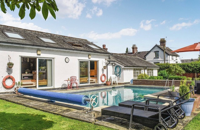 1 bedroom accommodation in Hale Village, near Liverpool