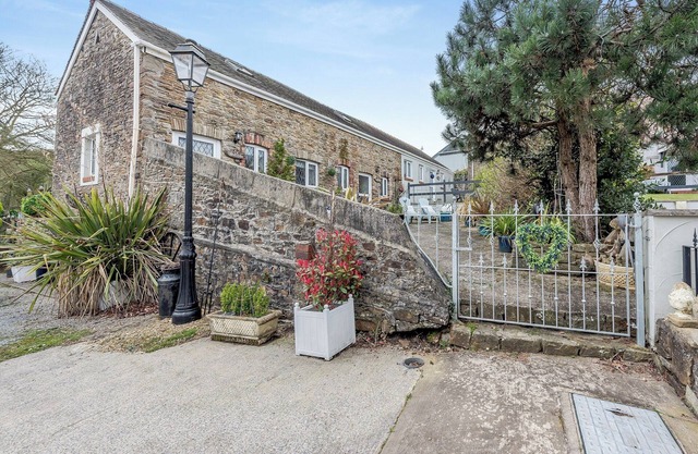 1 bedroom accommodation in Gowerton, Gower