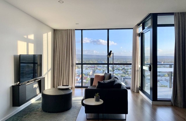 1 Bedroom Adelaide CBD Centre Apartment