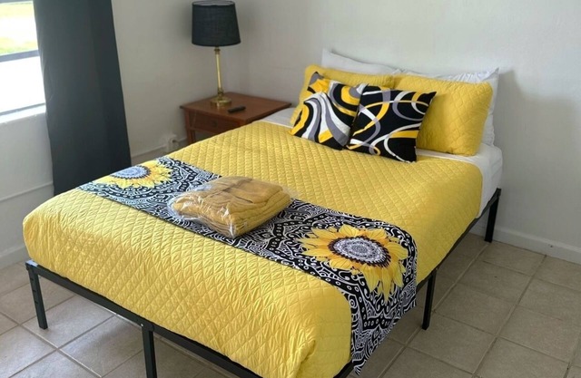 1 bedroom and Wi-Fi, AC in peaceful Grant-Valkaria room #4