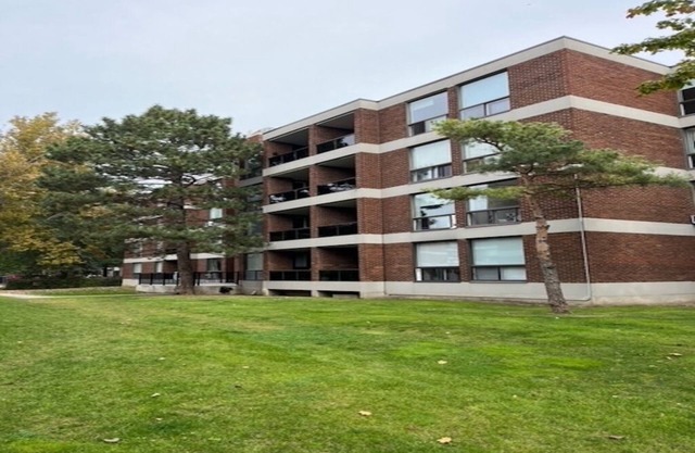 1 Bedroom apartment in residential area in Montreal. 5min walk to shopping mall.
