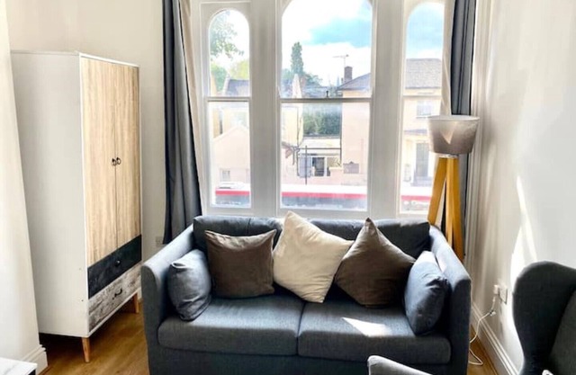 1 Bedroom Apartment 3 mins walk Mile End Station