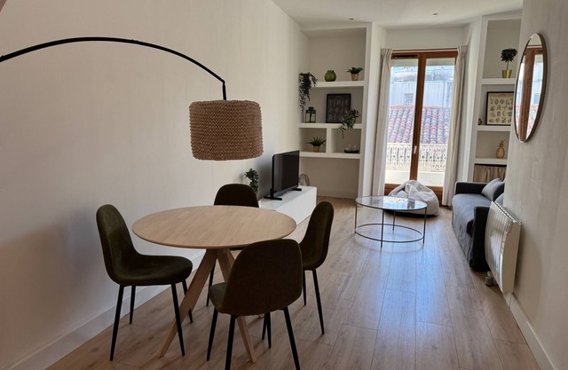 1 bedroom apartment with balcony - near park