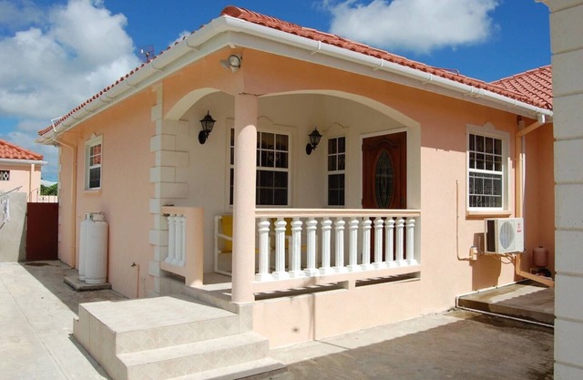 1 BEDROOM APARTMENT Plover Court Apartments