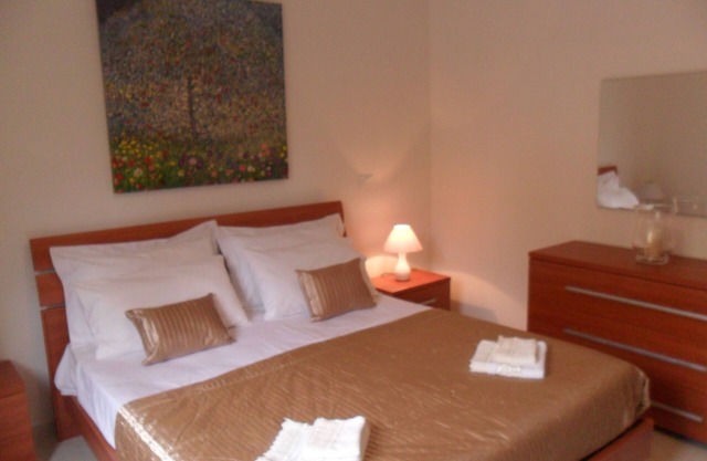 1 bedroom apartment sleeps 4 with private wifi.