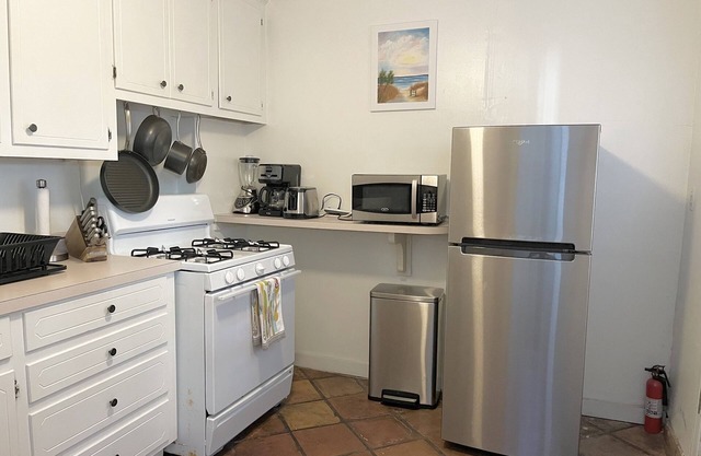 1 Bedroom Apartment - Walk to King street - Free Parking