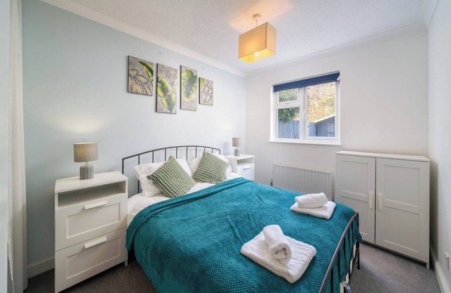 1 Bedroom Apartment with Garden in Charming Crawley and Free Parking