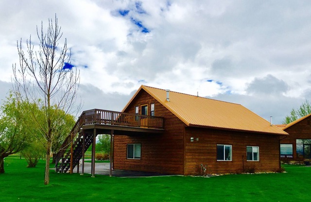 1 bedroom cabin located on a 10 acre ranch 20 minutes from downtown Bozeman