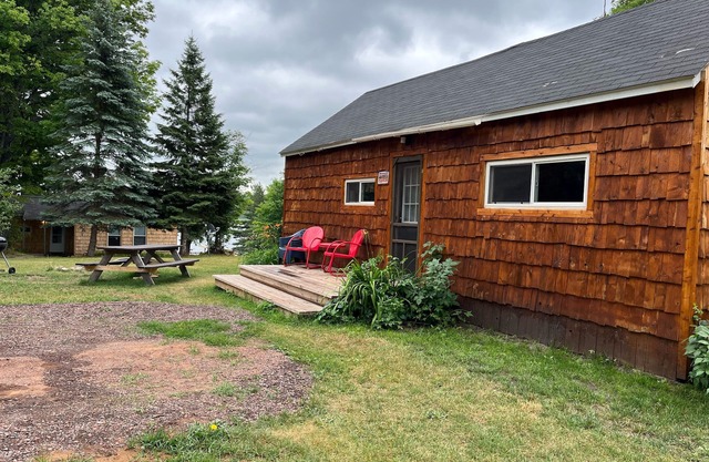 1 bedroom cabin on lakefront property. Pet friendly.