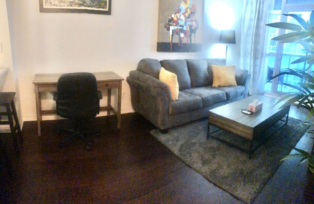 1 bedroom Condo Steps to CN tower!