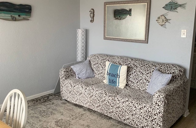 1 Bedroom Condo steps from the beach with pool