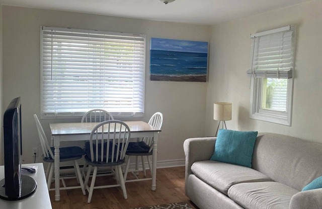 1 bedroom cottage, 2 min. walk to Beach 1