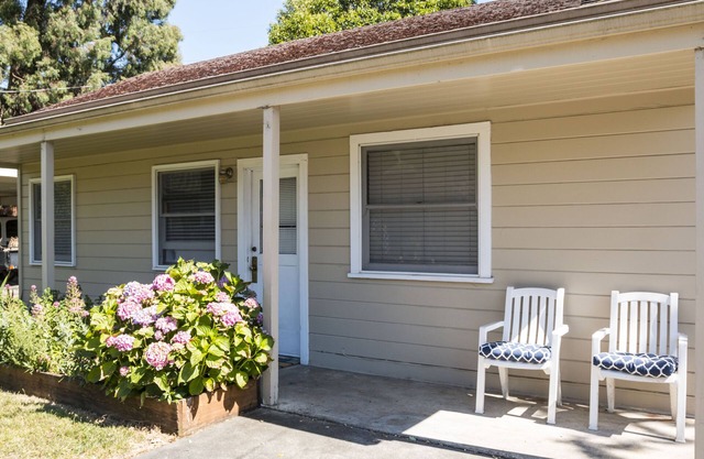 1 Bedroom Cottage Walking Distance to Down Town
