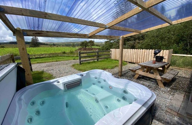 1 bedroom cottage with private hot tub.