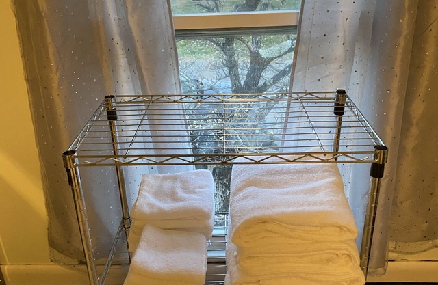 1 bedroom cozy cottage loft with free parking on premises