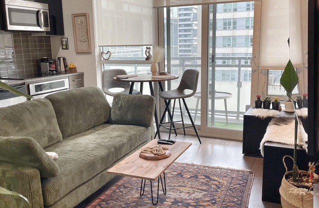 1 bedroom in midtown Toronto, with a pool and a gym, 6 minutes away from subway