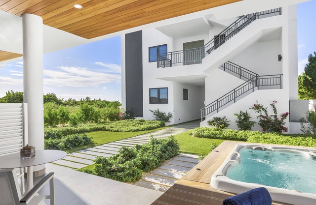 1-BEDROOM + KITCHEN, HOT TUB AT TOP-RATED TRANQUILITY BEACH ON MEADS BAY BEACH