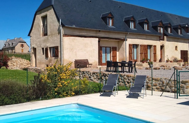 1 Bedroom luxury apartment with pool and stunning mountain views.