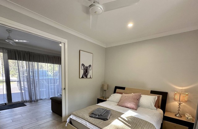 1 bedroom , modern studio in western Brisbane , free wifi , parking