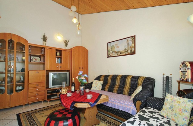 1 bedroom nice home in Cervar Porat