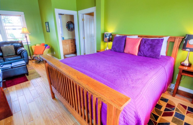 1 Bedroom, Sleeps 6 Steps From the Friday Harbor San Juan Island Ferry, Washington