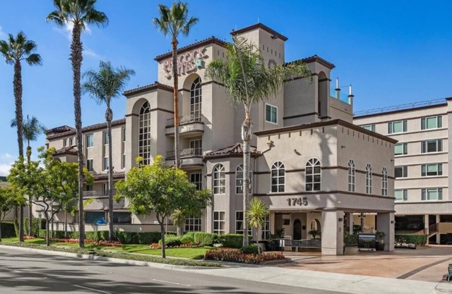 1 Bedroom Suite @ Peacock Suites April 5th - 12th. Enjoy Disney land!