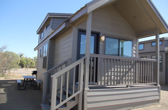 1 Bedroom w/Loft Cabin Sleeps 6, Top Notch Amenities, 30 min. to Sedona no Pet