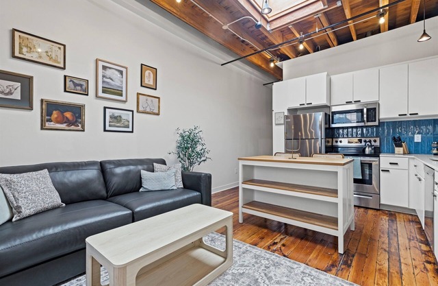 1 Bedroom Walkable to T-Mobile, P&L, Streetcar + Pkg