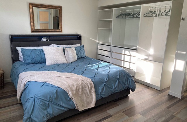 1-bedroom, with fireplace, king bed and cruiser bikes.