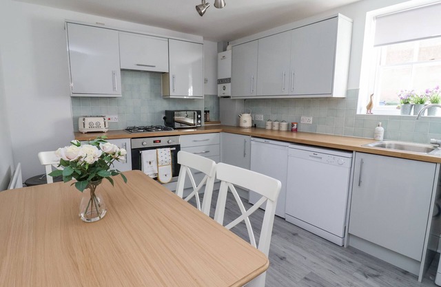 1 BISHOPGATE COURT, family friendly in Howden