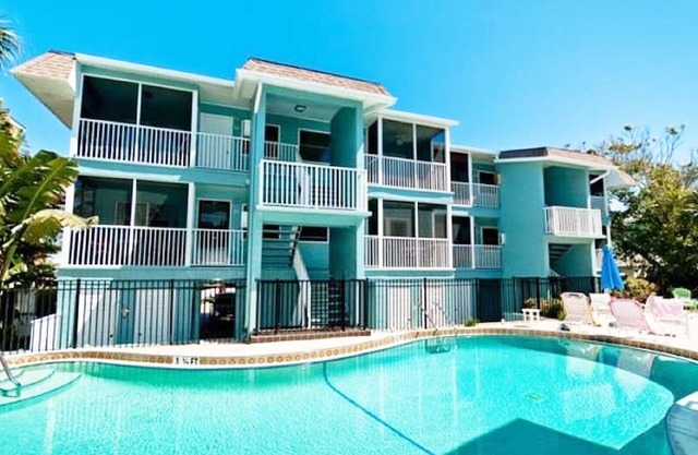 1 Block From Beautiful Bradenton Beach, Restaurants, shops, and Fishing Pier!