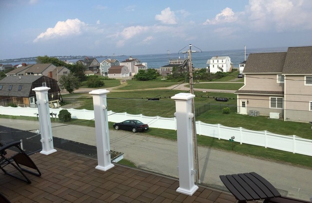 1 Block from the crashing waves of Long Sands Beach, great for entertaining!!