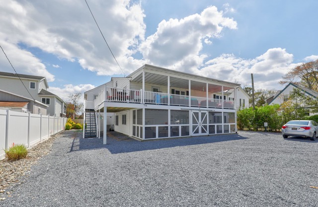 1 Block to Beach, 2 Decks, 4 Parking Spaces! Sat to sat from July and August