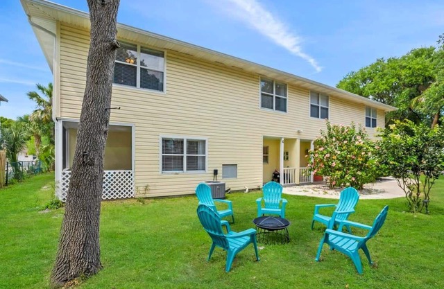 1 Block to Beach & A Street, Atomic Burst 50s Apt