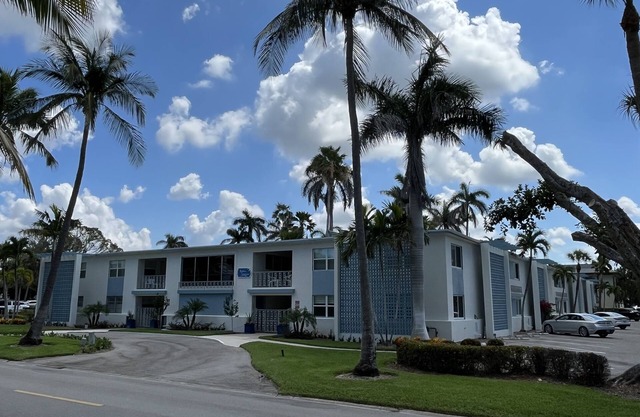1 Block to Beach, heart of Old Naples, renovated fall ’23, Perfect Location