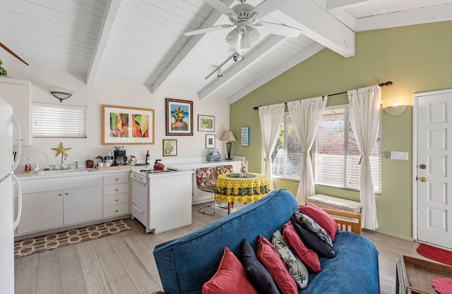 1 Block to the Beach- Lovely and Very Private