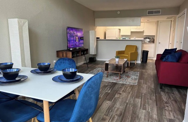 1 BR 1.5 BA Modern Town House Near DownTown
