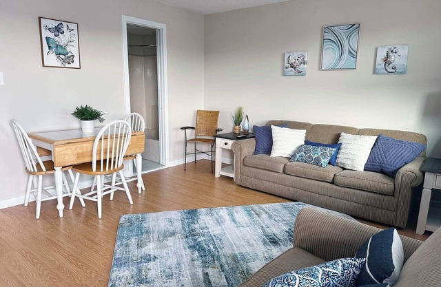 1 BR/1 BA Penthouse Suite - 1 Block to Beach/Boards/Fun