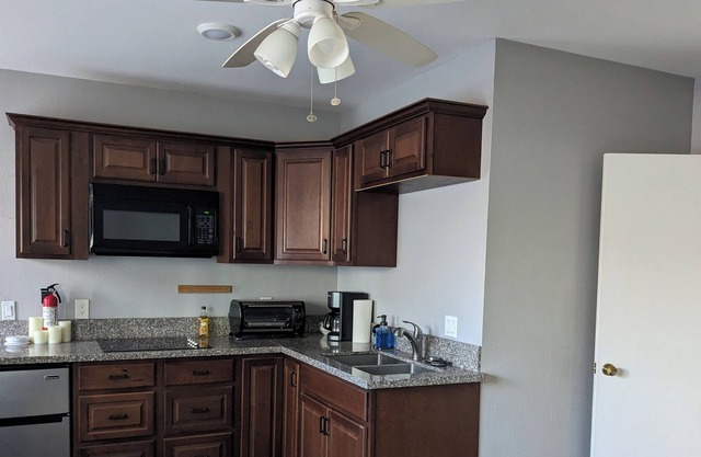 1 BR, 1BA attached apartment to home with private entrance. Sleeps 4, Car Park 1