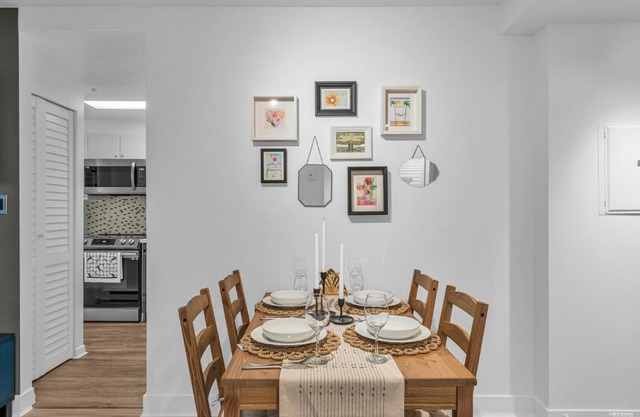 1-BR Condo in Downtown Coal Harbour with Parking and City Views