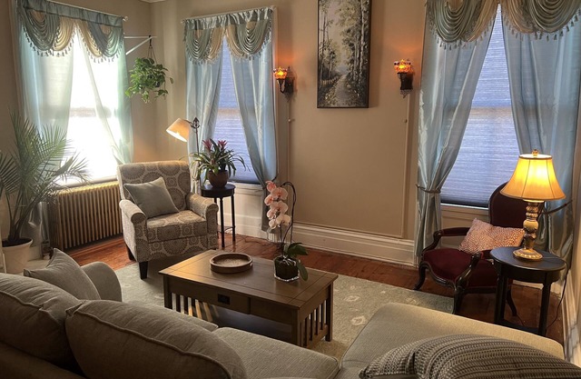 1 Br Private Victorian Apt in Convenient City Location on Half Acre Sleeps 4