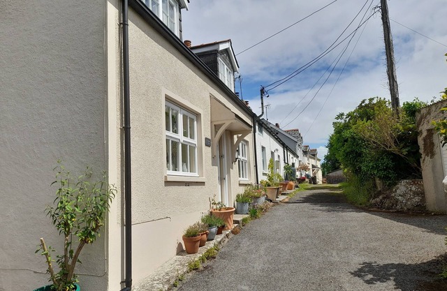 1 CHERITON ROW, family friendly, character holiday cottage in Tenby