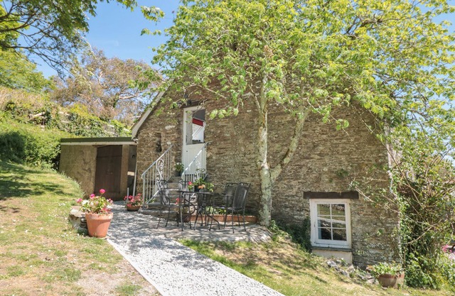 1 EASTON BARN, pet friendly, with a garden in Bigbury