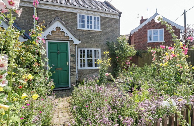 1 FORGE COTTAGES, pet friendly, with open fire in Snape, Suffolk