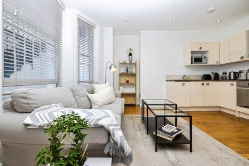 1 King Bed Fast Wifi Earls Court 2 pax