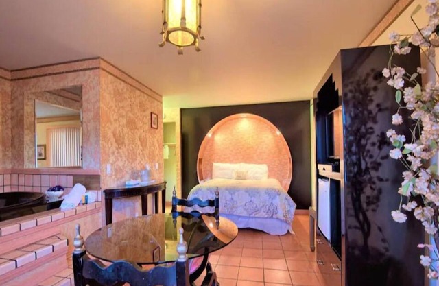 1 King Bed Jetted Tub Non-Smoking(Theme2 -Persian ,Roman, or Oriental Theme)