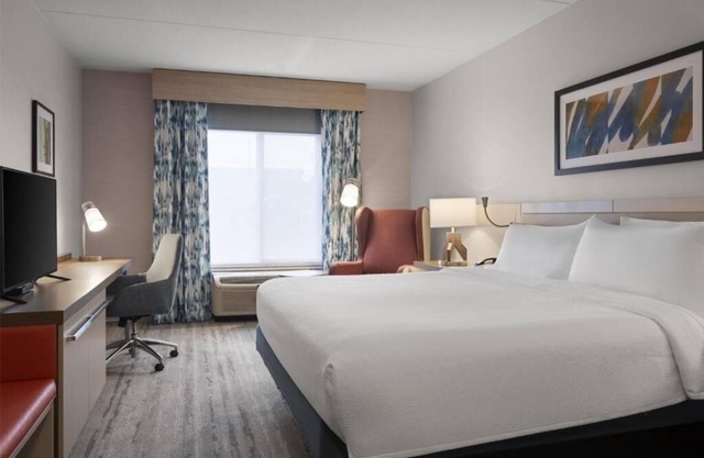 1 King Bed with Sofa bed | Easy access to Airport