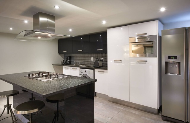 1 King Bedroom Apartment with Garden View