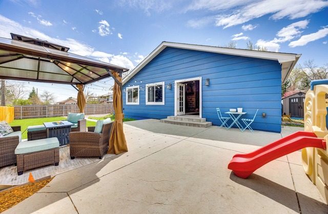 1 Mi to Attractions: Getaway w/Mtn Views!