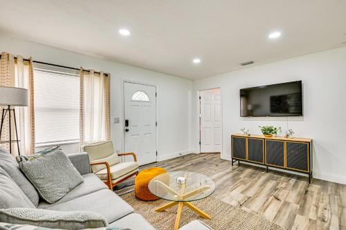 1 Mi to Busch Gardens Modern Home with Private Yard